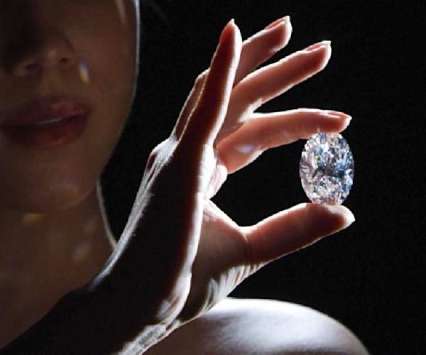 آشنایی با الماس و ویژگی های مربوط به آن